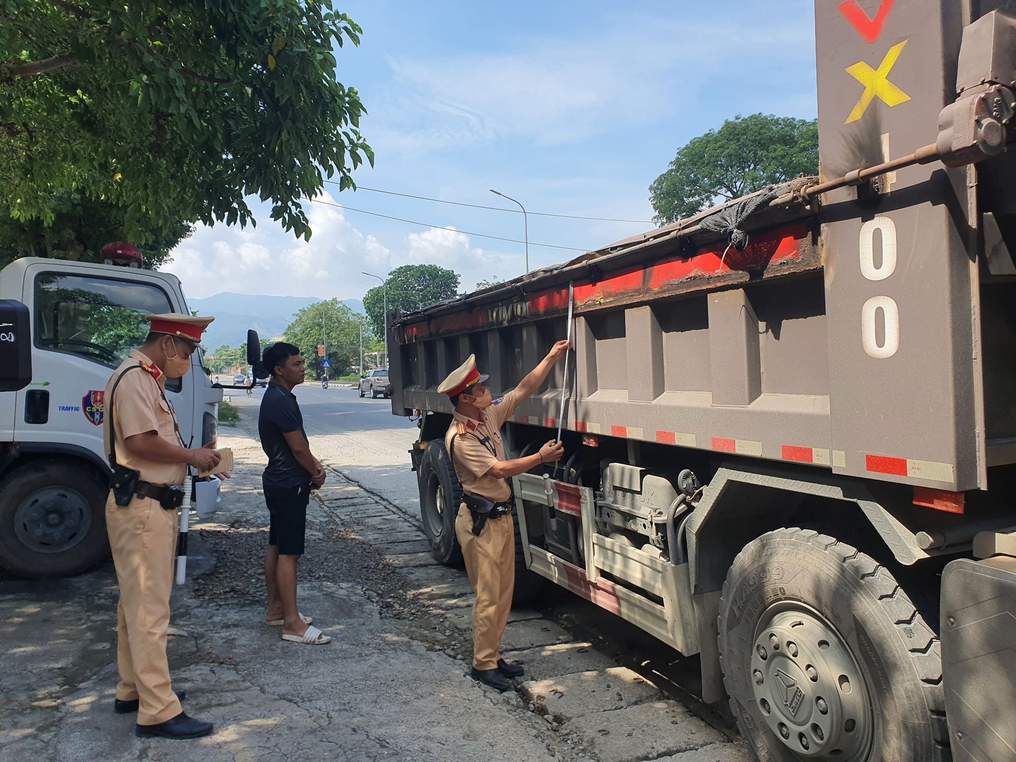 CSGT Hà Nội phạt hơn 3 nghìn xe tải &quot;hổ vồ&quot; cơi nới thành thùng, qúa tải - Ảnh 1.