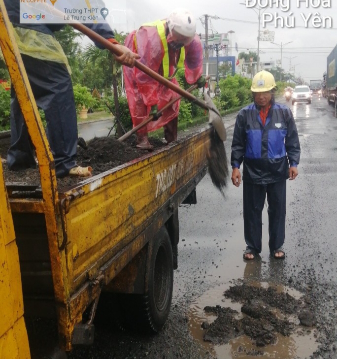 Khẩn trương vá sửa mặt đường, đảm bảo giao thông QL1 qua Phú Yên - Ảnh 6.