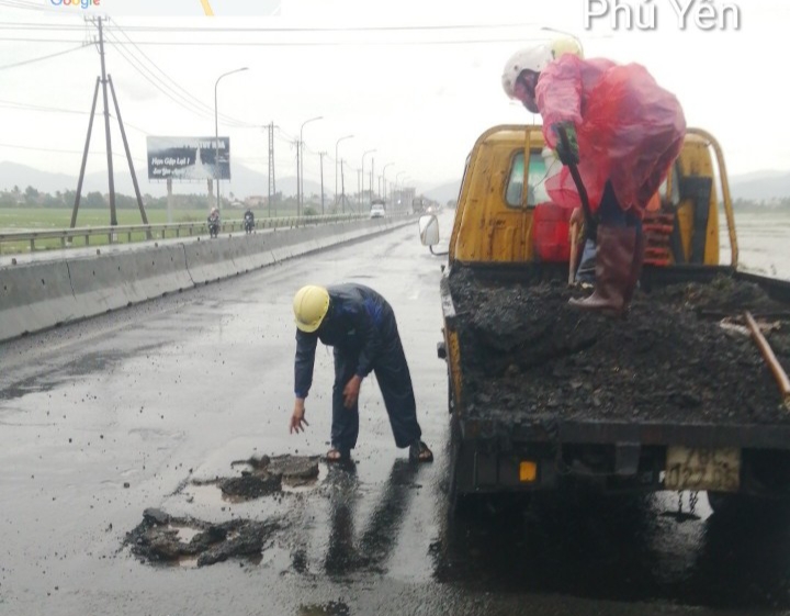 Khẩn trương vá sửa mặt đường, đảm bảo giao thông QL1 qua Phú Yên - Ảnh 3.