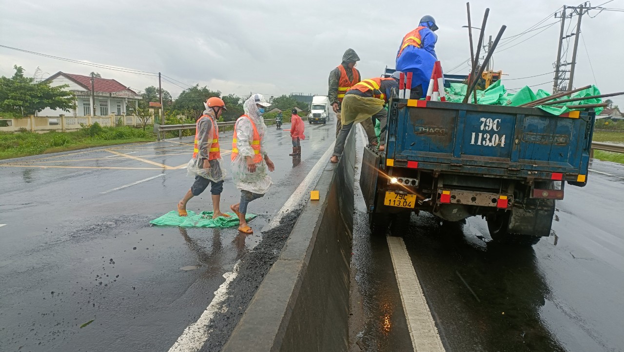 Khẩn trương vá sửa mặt đường, đảm bảo giao thông QL1 qua Phú Yên - Ảnh 7.