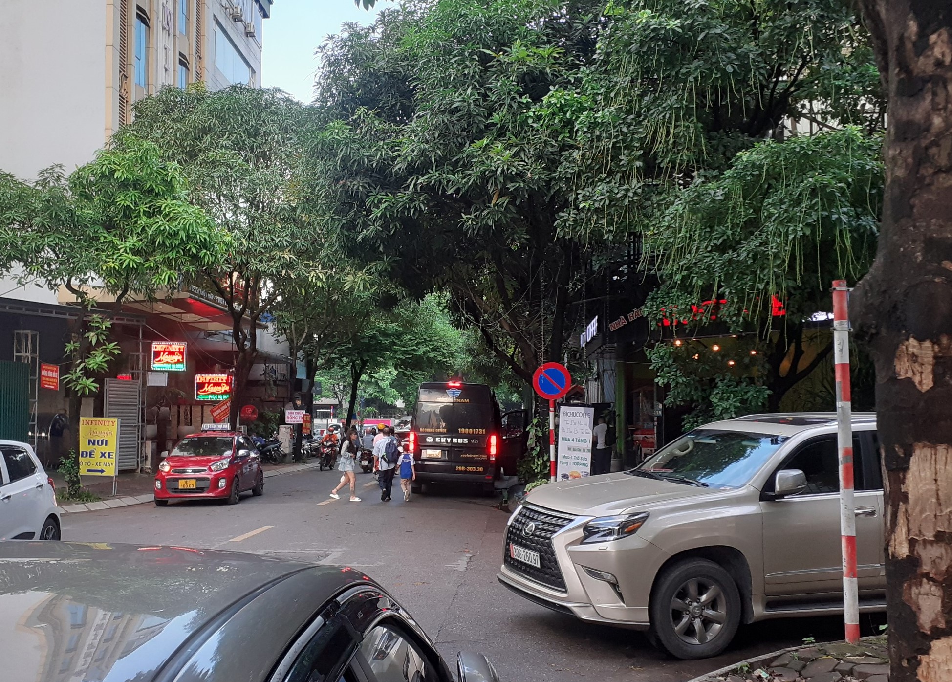 Vì sao phổ biến &quot;xe dù Limousine&quot; hoạt động tại Hà Nội? - Ảnh 1.