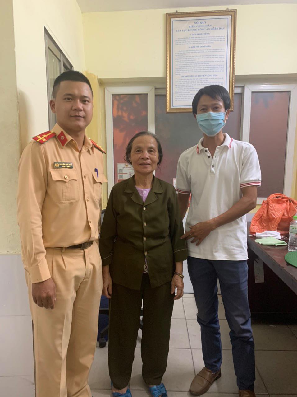 CSGT giúp tìm người nhà cho cụ bà lạc từ Thái Bình lên Hà Nội - Ảnh 1.