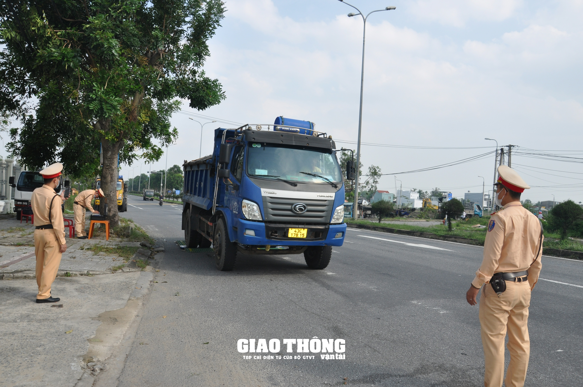 CSGT Đà Nẵng xử nghiêm, tài xế xe quá tải 46% bỏ chạy - Ảnh 4.