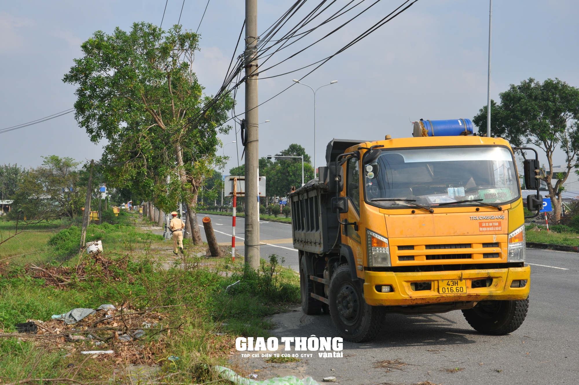CSGT Đà Nẵng xử nghiêm, tài xế xe quá tải 46% bỏ chạy - Ảnh 8.
