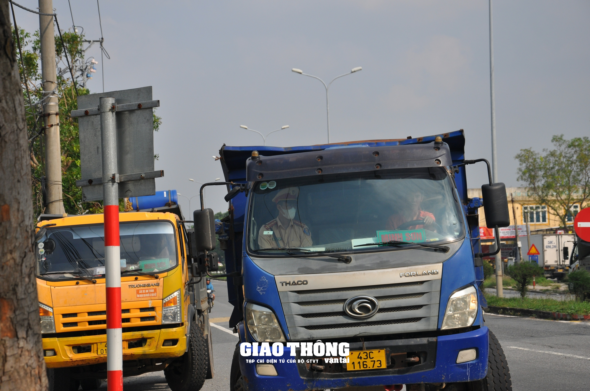 CSGT Đà Nẵng xử nghiêm, tài xế xe quá tải 46% bỏ chạy - Ảnh 9.