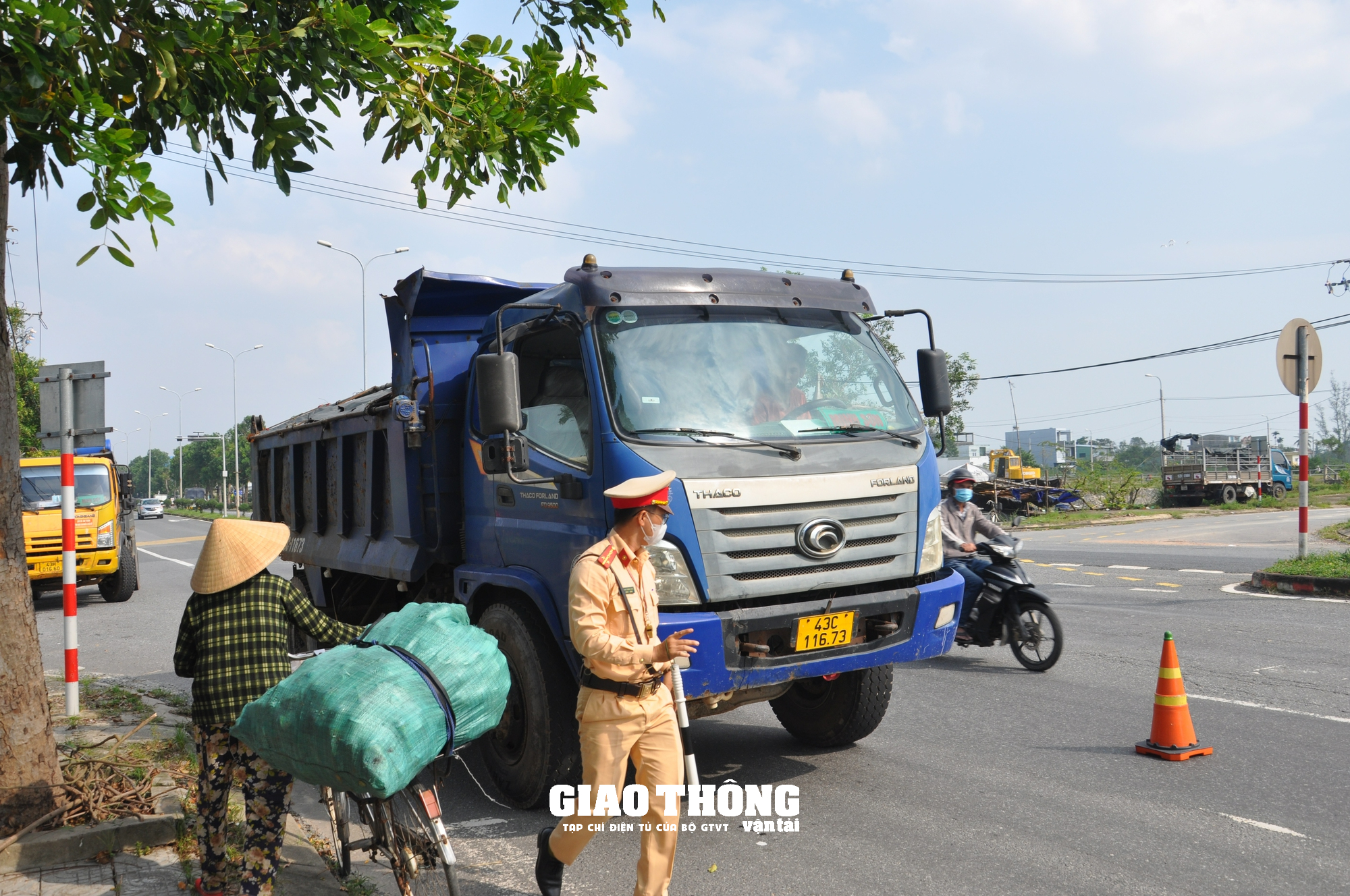CSGT Đà Nẵng xử nghiêm, tài xế xe quá tải 46% bỏ chạy - Ảnh 10.
