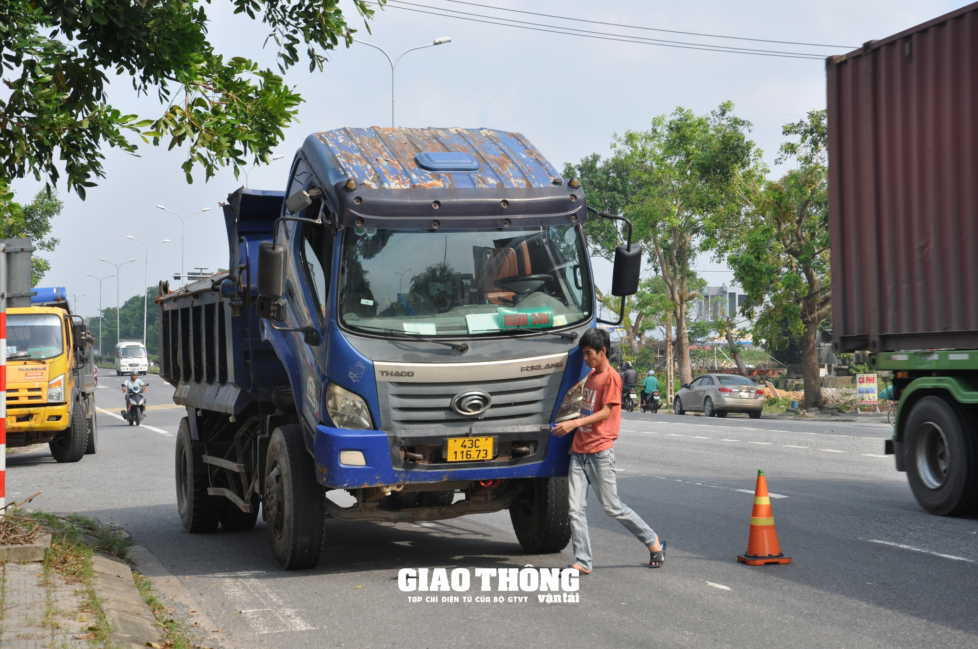 CSGT Đà Nẵng xử nghiêm, tài xế xe quá tải 46% bỏ chạy - Ảnh 11.