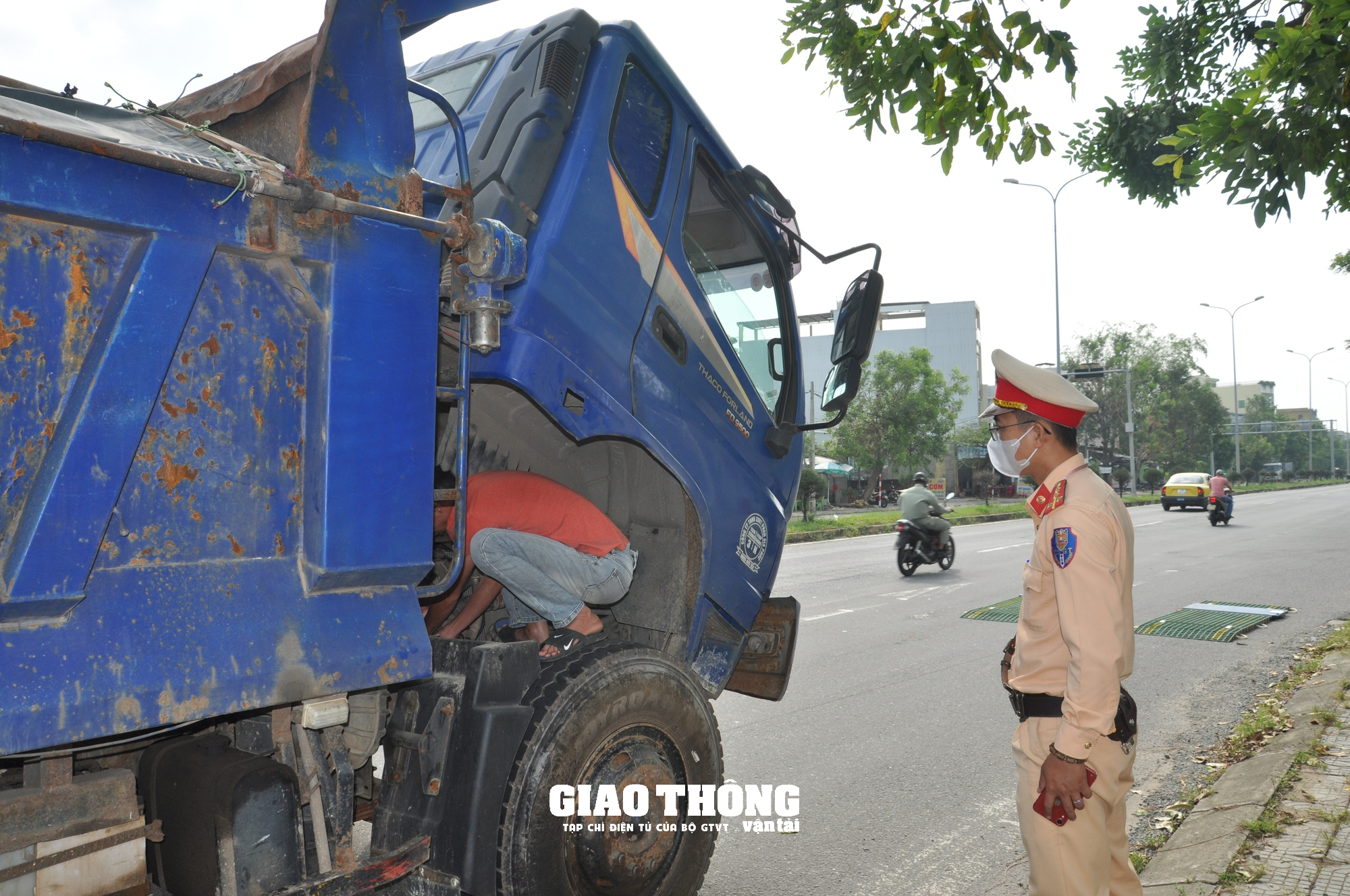 CSGT Đà Nẵng xử nghiêm, tài xế xe quá tải 46% bỏ chạy - Ảnh 12.