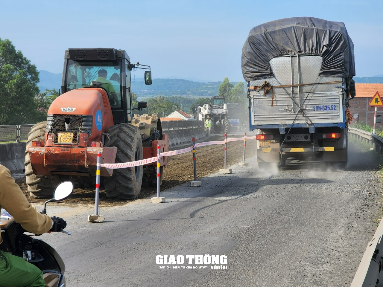 Cận cảnh thi công cào bóc tái sinh bằng xi măng mặt đường tuyến QL1 qua Phú Yên. - Ảnh 4.