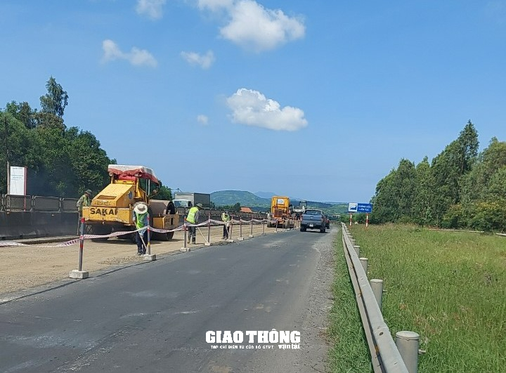 Cận cảnh thi công cào bóc tái sinh bằng xi măng mặt đường tuyến QL1 qua Phú Yên. - Ảnh 8.