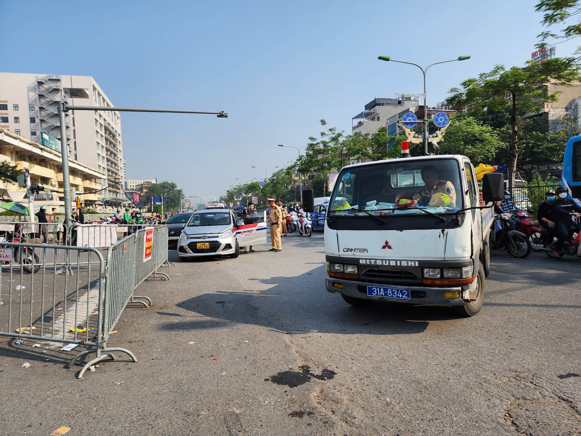 Cận cảnh CSGT bắt xe taxi dừng đõ trước cổng Bệnh viện Bạch Mai - Ảnh 1.