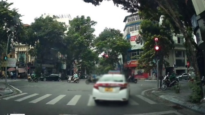 Hà Nội:
Phạt 5 triệu đồng lái xe taxi vượt đèn đỏ từ tin nhắn người dân - Ảnh 1.