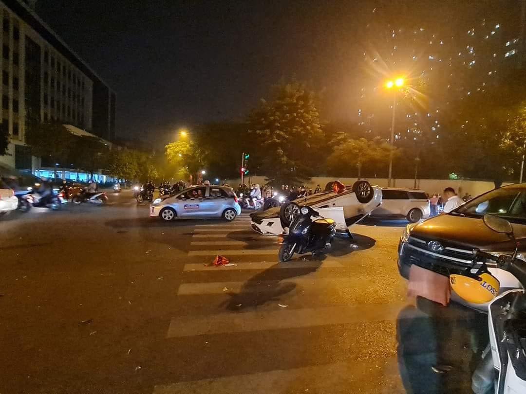 Hà Nội:
Điều tra xe ô tô nằm ngửa bụng trên đường Liễu Giai - Ảnh 1.
