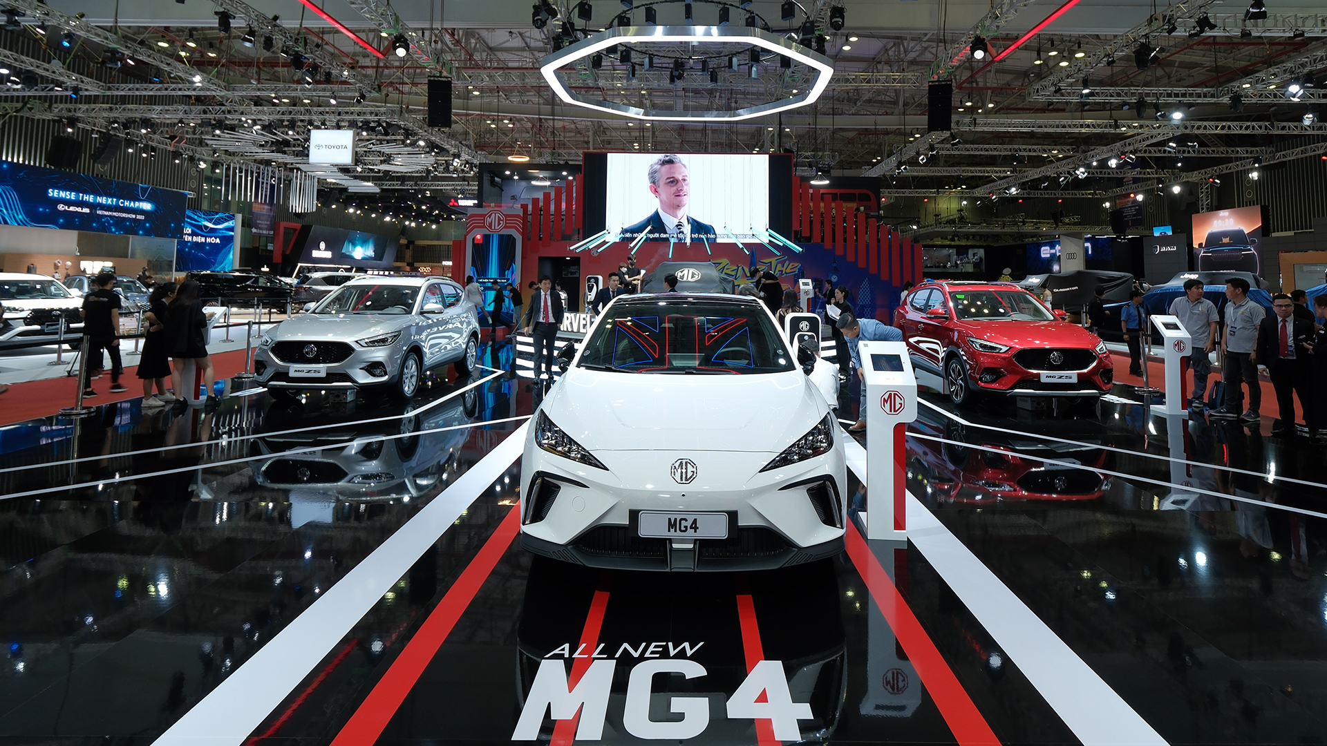 Xe điện MG4 và MG Marvel R lần đầu ra mắt khách Việt - Ảnh 1.