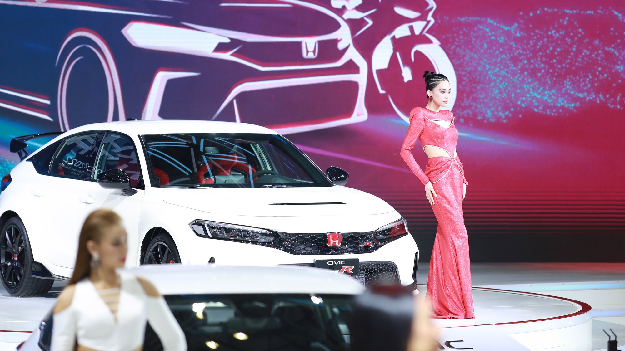 Cận cảnh xe đua thể thao Honda Civic Type R vừa ra mắt khách Việt - Ảnh 1.