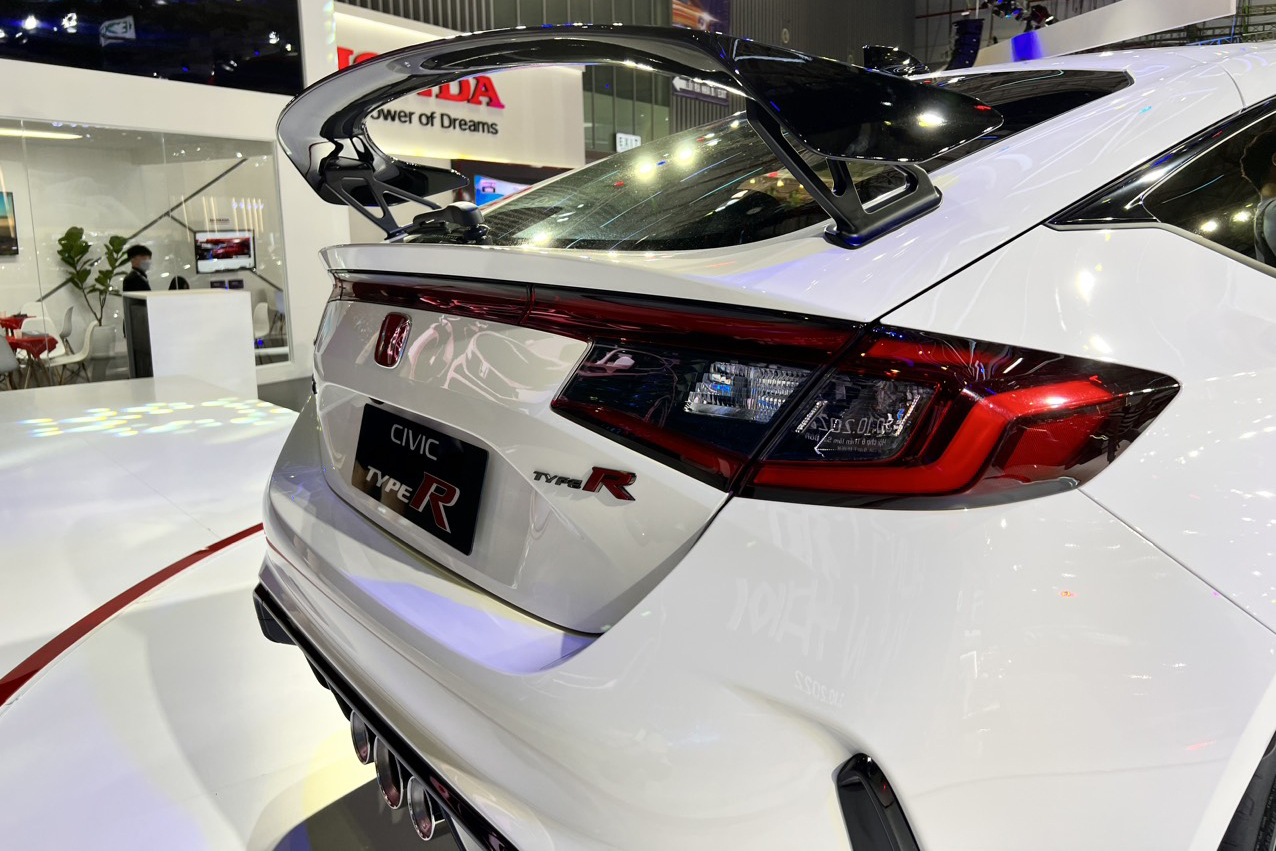 Cận cảnh xe đua thể thao Honda Civic Type R vừa ra mắt khách Việt - Ảnh 4.