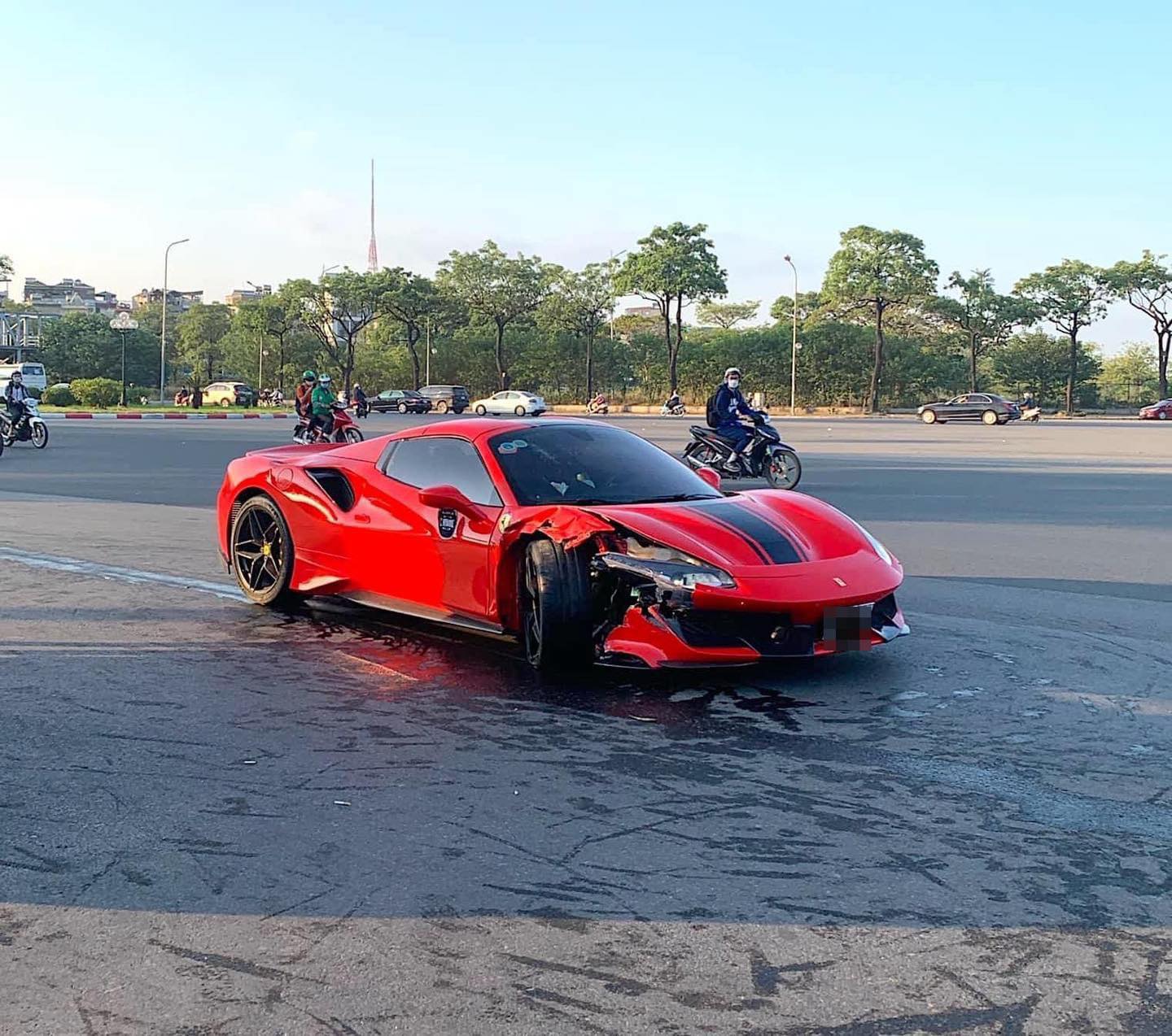 Siêu xe Ferrari gây tai nạn khiến 1 người đi xe máy tử vong tại Hà Nội - Ảnh 1.