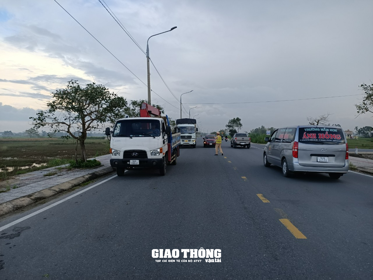 Xe tải tông nhau ở cầu Phong Thử gây tắc đường nghiêm trọng ở Quảng Nam - Ảnh 2.
