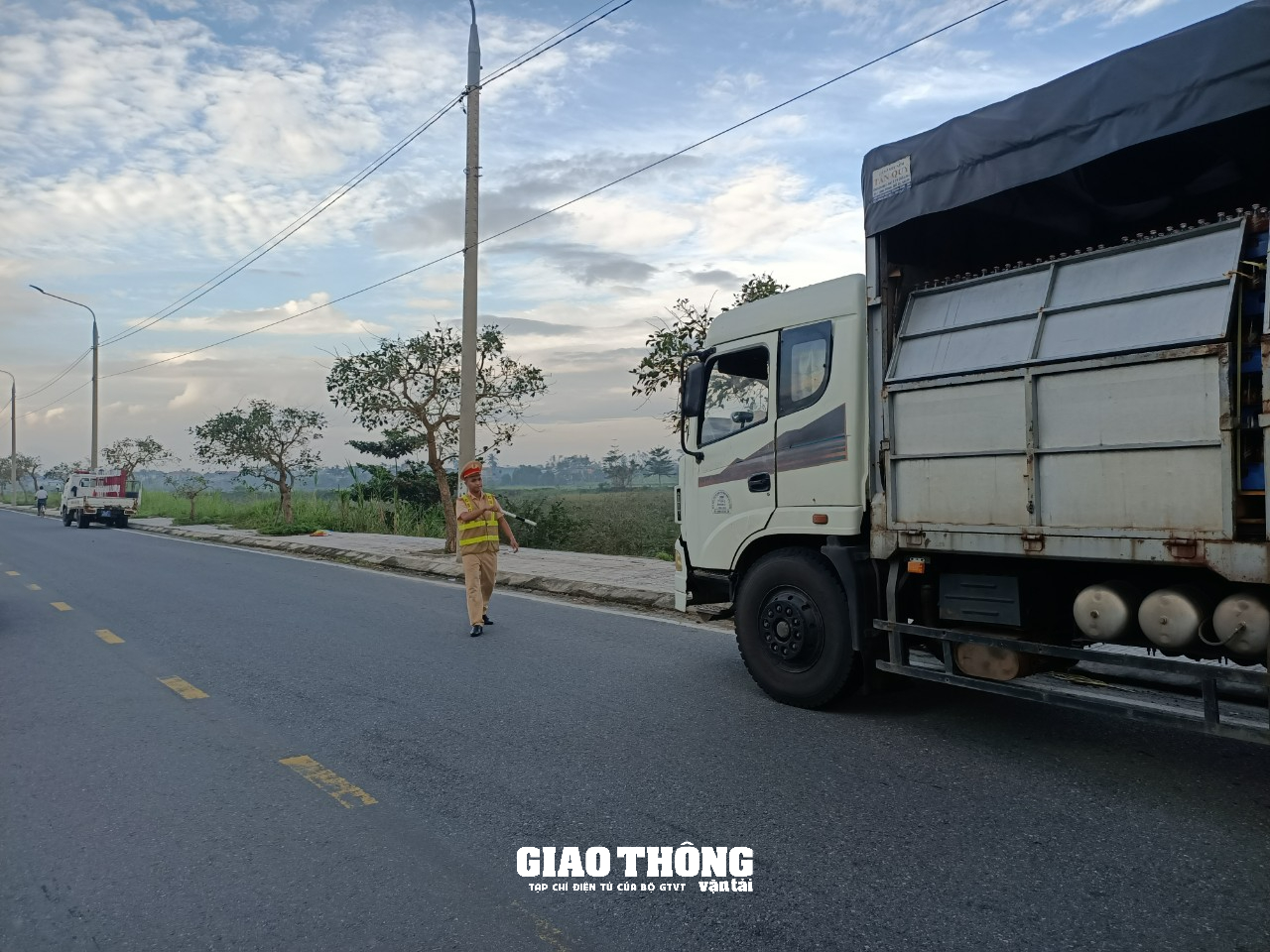 Xe tải tông nhau ở cầu Phong Thử gây tắc đường nghiêm trọng ở Quảng Nam - Ảnh 3.