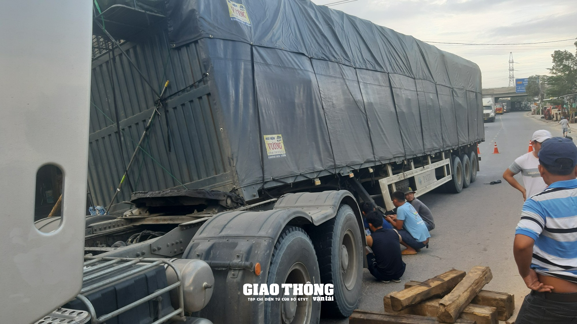Xe tải tông nhau ở cầu Phong Thử gây tắc đường nghiêm trọng ở Quảng Nam - Ảnh 5.