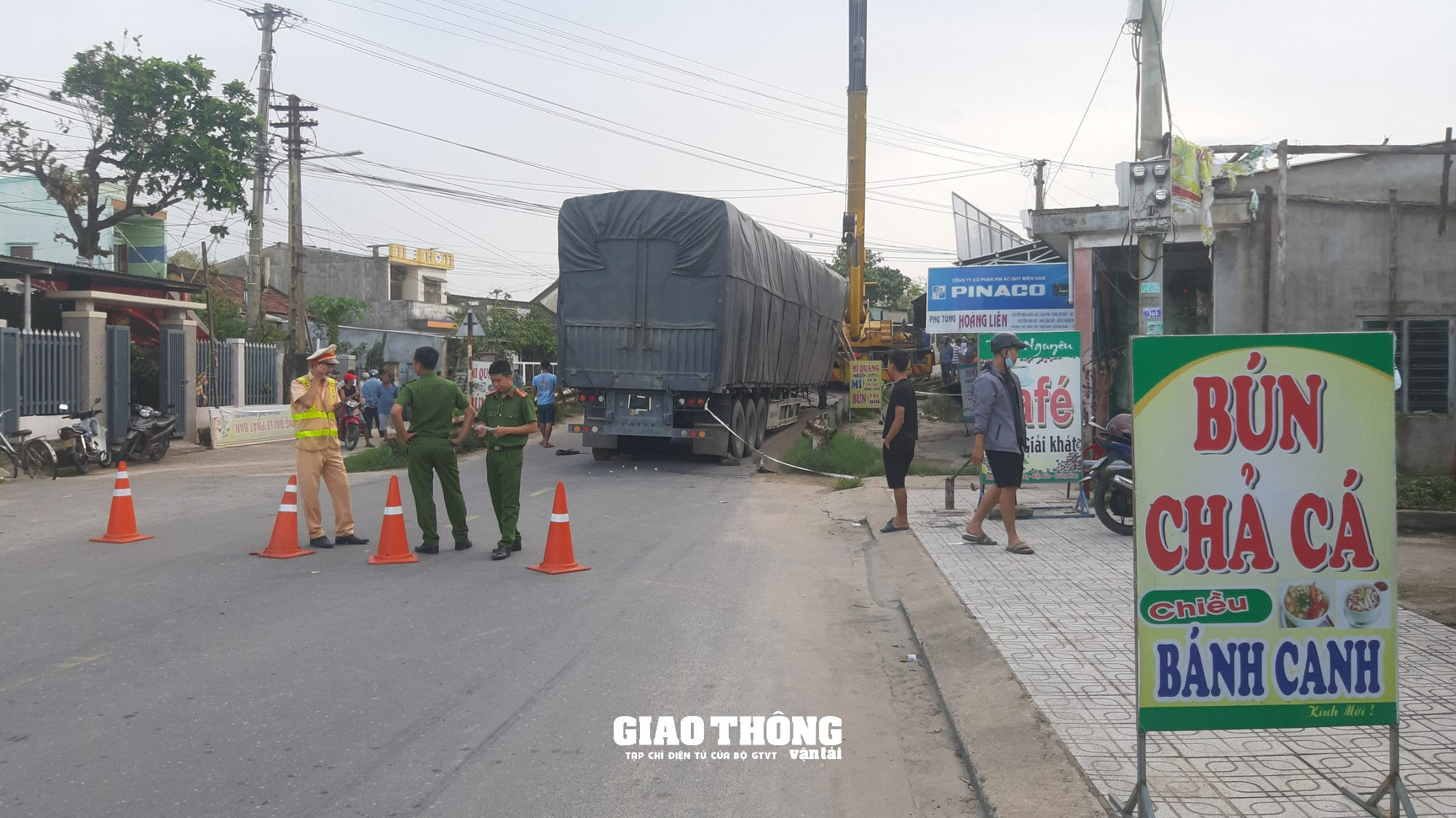 Xe tải tông nhau ở cầu Phong Thử gây tắc đường nghiêm trọng ở Quảng Nam - Ảnh 4.