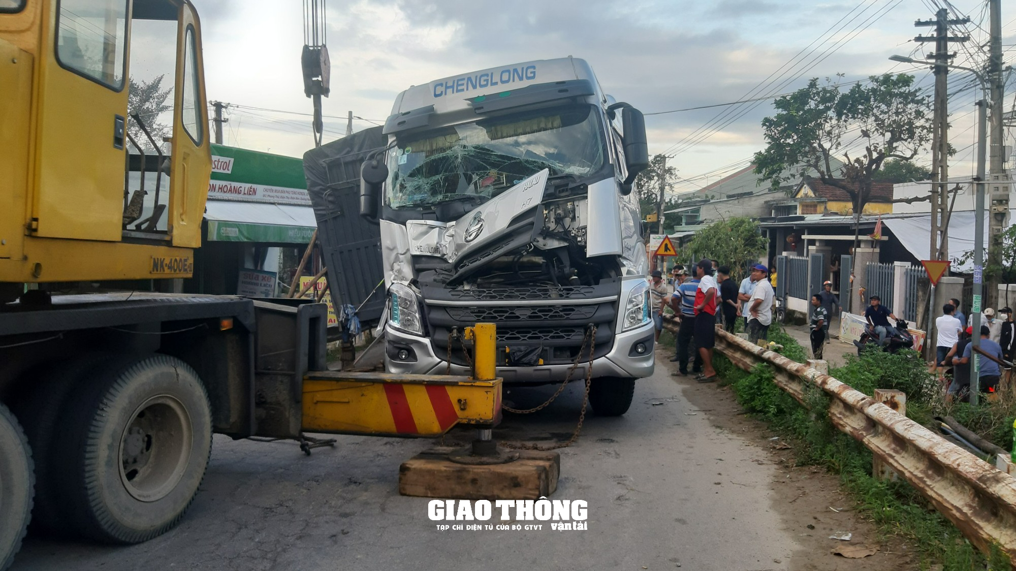 Xe tải tông nhau ở cầu Phong Thử gây tắc đường nghiêm trọng ở Quảng Nam - Ảnh 1.