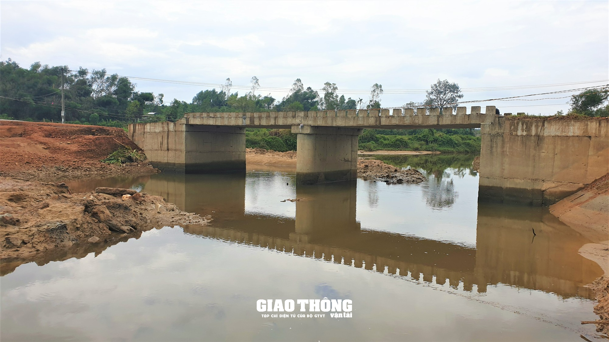 Công trình cầu tiền tỷ ở Quảng Nam xây gần 3 năm vẫn dang dở, ngổn ngang - Ảnh 2.