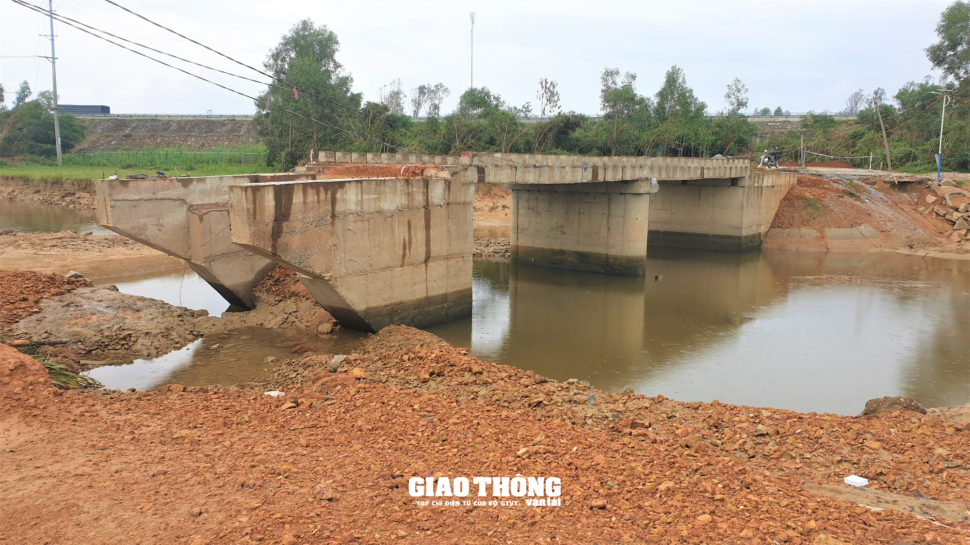 Công trình cầu tiền tỷ ở Quảng Nam xây gần 3 năm vẫn dang dở, ngổn ngang - Ảnh 10.