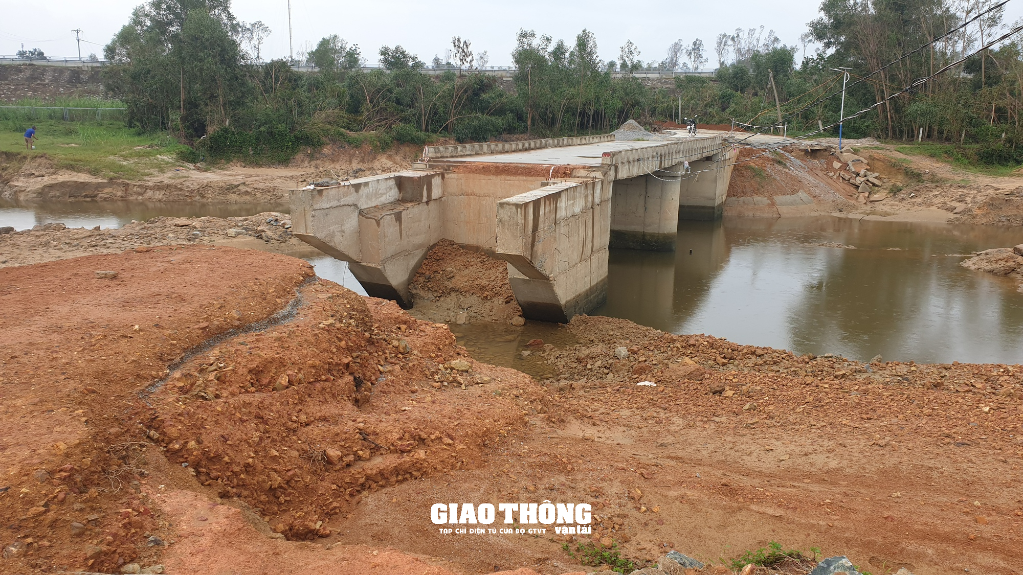 Công trình cầu tiền tỷ ở Quảng Nam xây gần 3 năm vẫn dang dở, ngổn ngang - Ảnh 1.