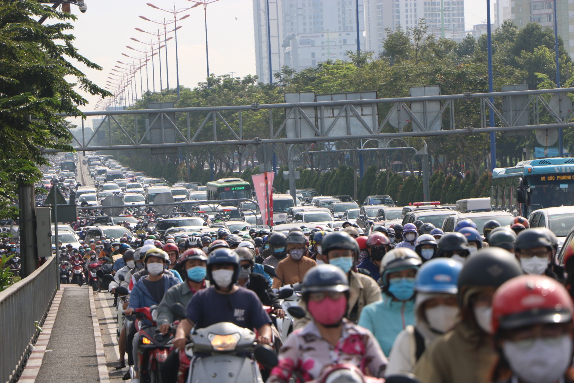 5 xe ô tô tông nhau liên hoàn trên cầu Sài Gòn, hàng nghìn phương tiện chôn chân vì ù tắc - Ảnh 4.