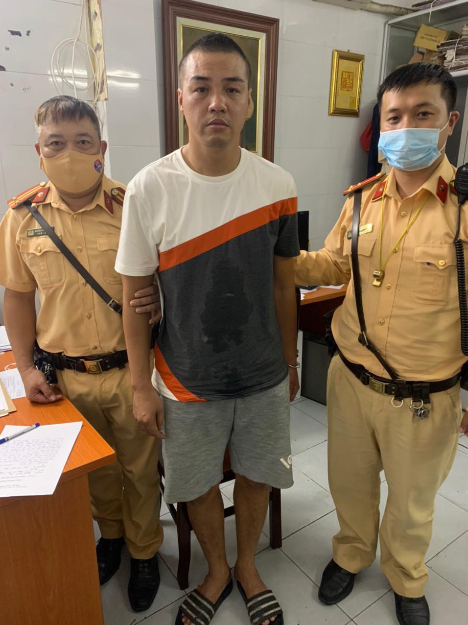 CSGT Hà Nội bắt nóng tên cướp giật điện thoại dưới mưa lớn - Ảnh 1.