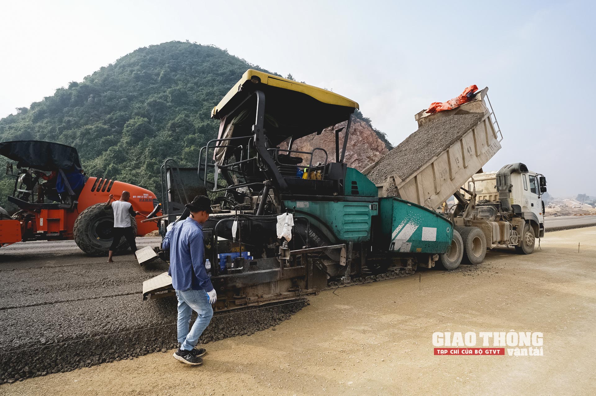 Choáng ngợp cảnh nhà thầu mạnh thi công cao tốc Mai Sơn - QL45 - Ảnh 10.
