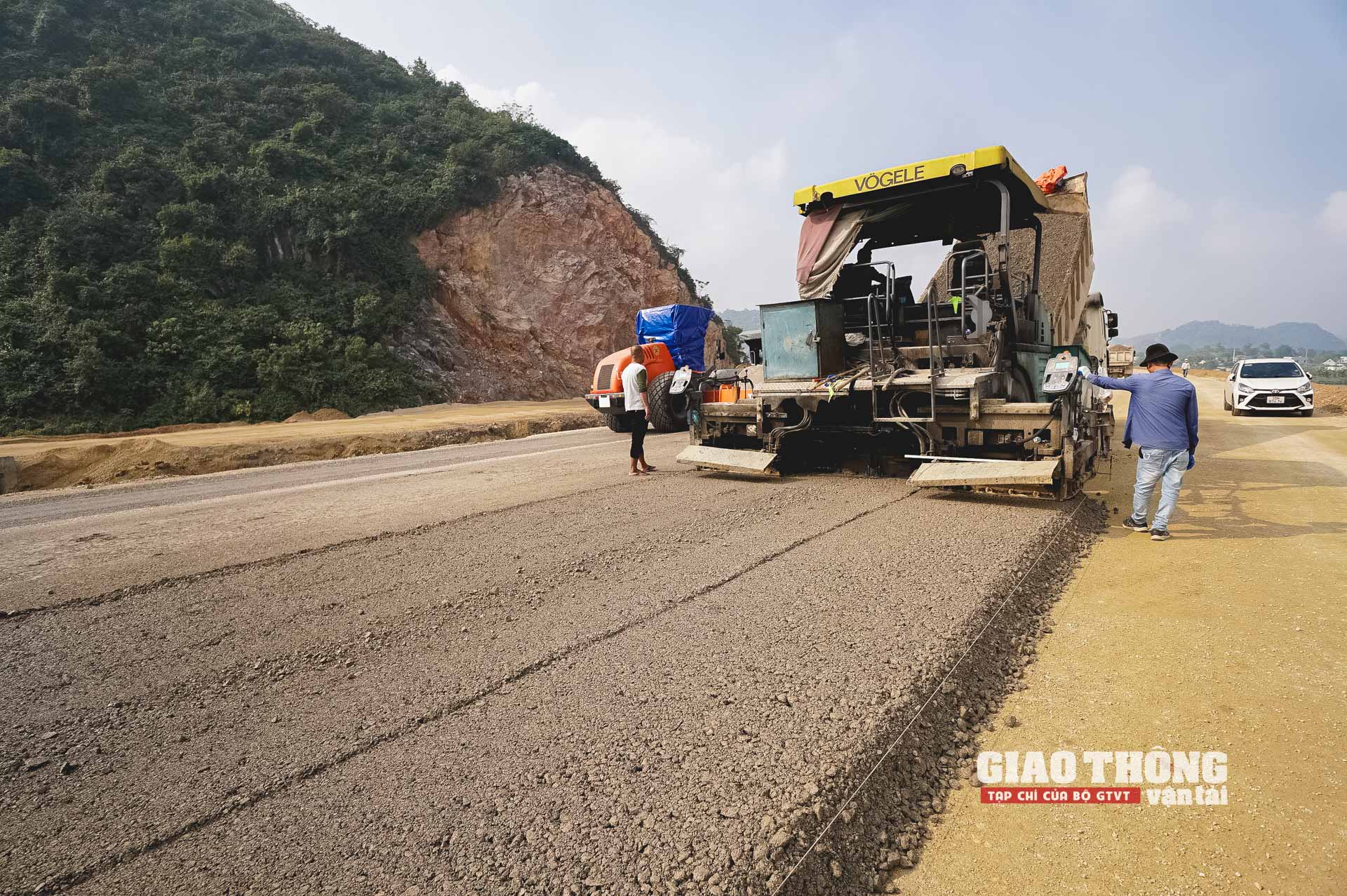 Choáng ngợp cảnh nhà thầu mạnh thi công cao tốc Mai Sơn - QL45 - Ảnh 11.