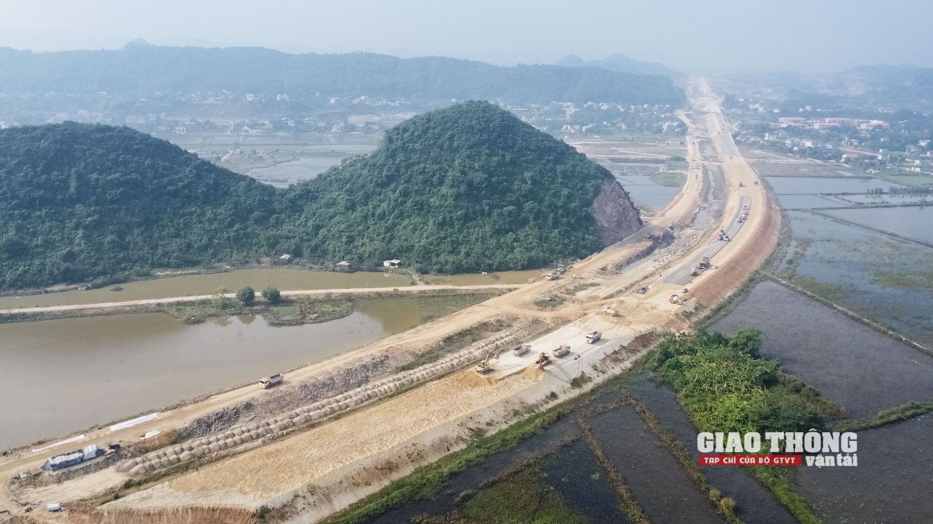 Choáng ngợp cảnh nhà thầu mạnh thi công cao tốc Mai Sơn - QL45 - Ảnh 19.
