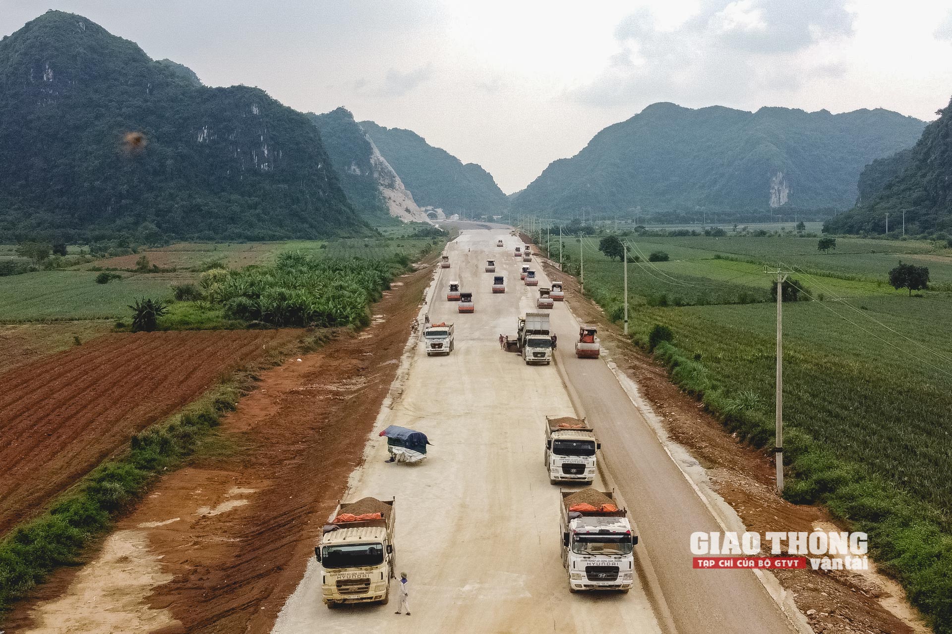 Choáng ngợp cảnh nhà thầu mạnh thi công cao tốc Mai Sơn - QL45 - Ảnh 1.