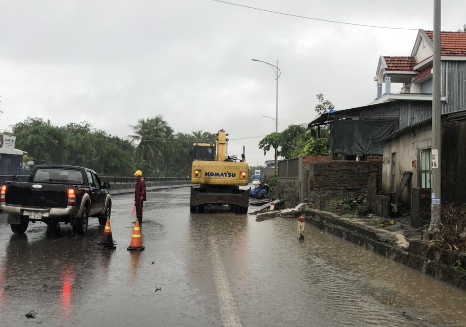 Mưa lớn gây sập nhà dân, ngập tuyến QL1 qua Phú Yên - Ảnh 7.