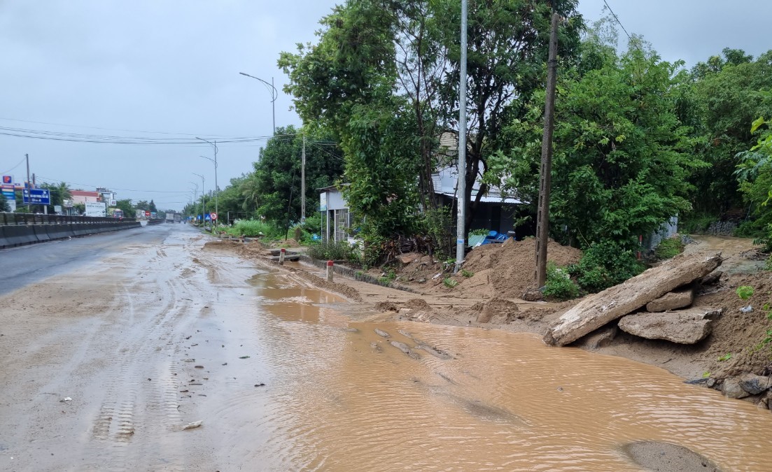 Mưa lớn gây sập nhà dân, ngập tuyến QL1 qua Phú Yên - Ảnh 5.