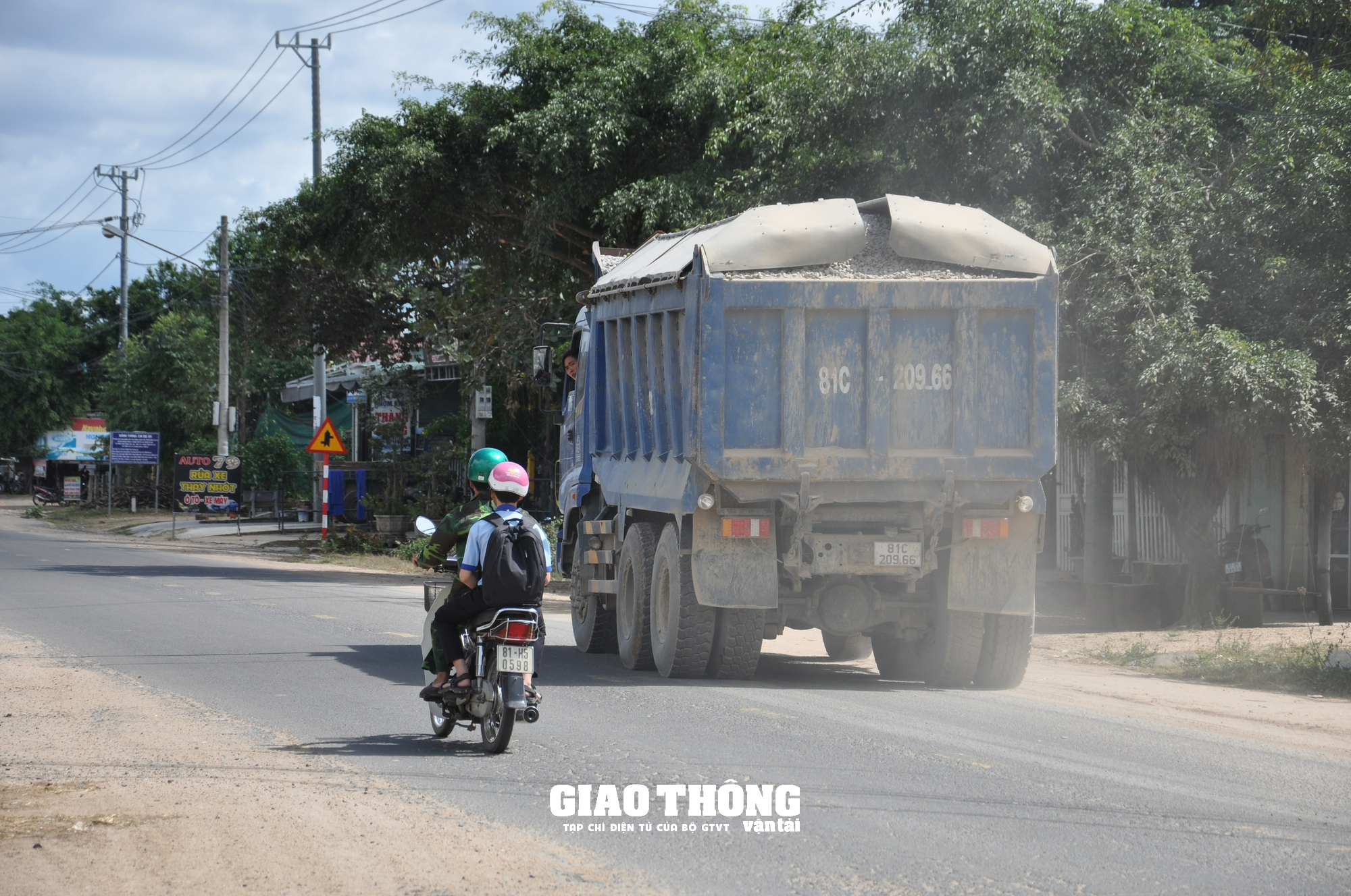 Xe ben chở cát đát tàn phá đường ở Gia Lai: Xử phạt loạt xe quá tải 30-70% - Ảnh 3.