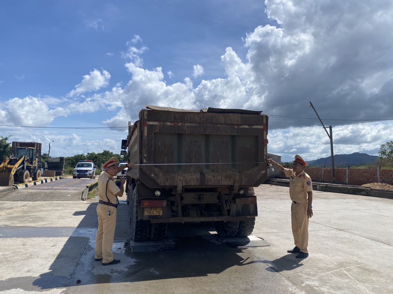 Xe ben chở cát đát tàn phá đường ở Gia Lai: Xử phạt loạt xe quá tải 30-70%  - Ảnh 1.
