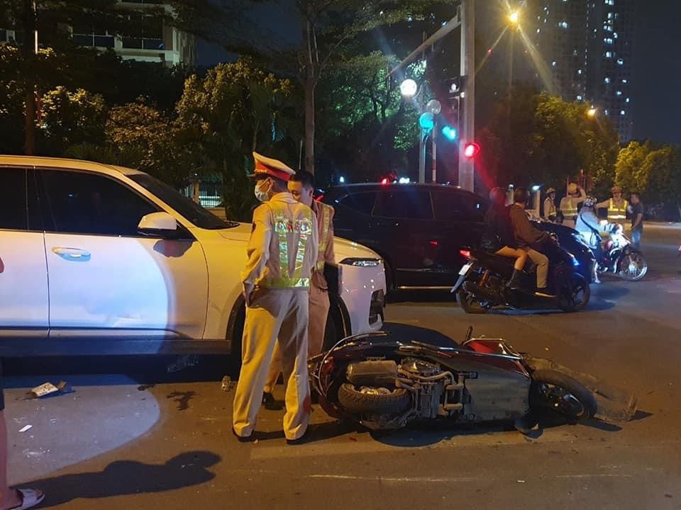 Điều tra vụ ô tô đâm nhiều người dừng đèn đỏ trên phố Dương Đình Nghệ - Ảnh 1.