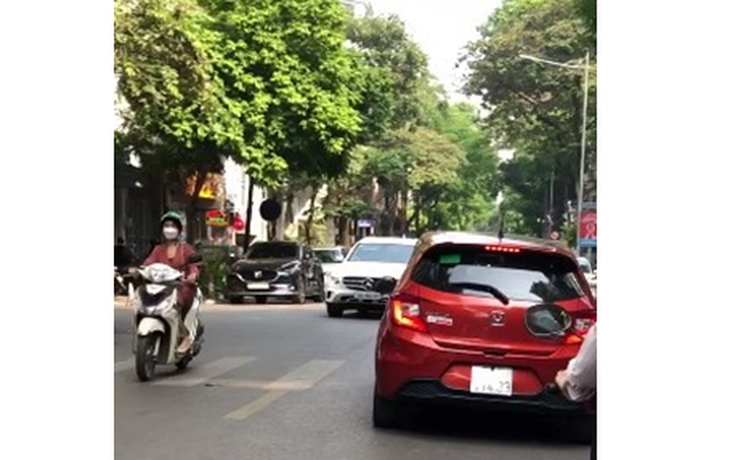 Phạt tiền và tước GPLX nữ lái xe đi vào đường cấm tại quận Hai Bà Trưng - Ảnh 1.