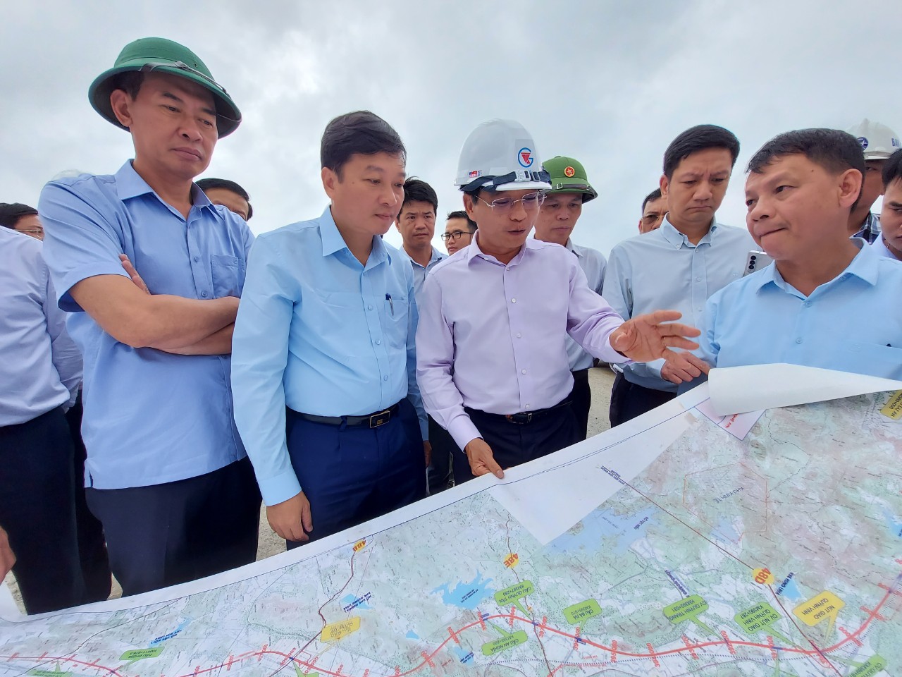Bộ trưởng Nguyễn Văn Thắng ra công trường, nhà thầu đồng loạt xin rút ngắn tiến độ - Ảnh 1.