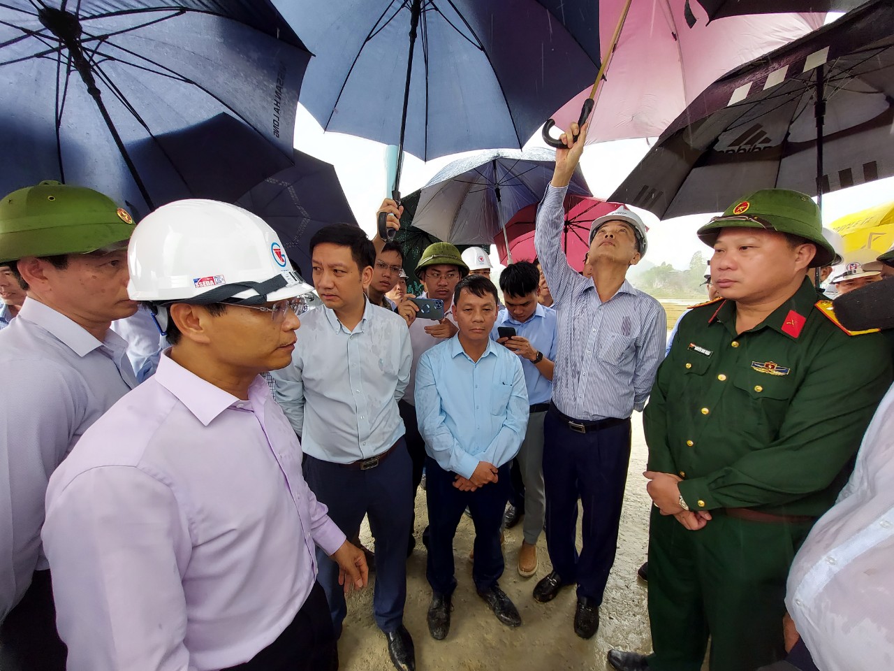 Bộ trưởng Nguyễn Văn Thắng ra công trường, nhà thầu đồng loạt xin rút ngắn tiến độ - Ảnh 2.