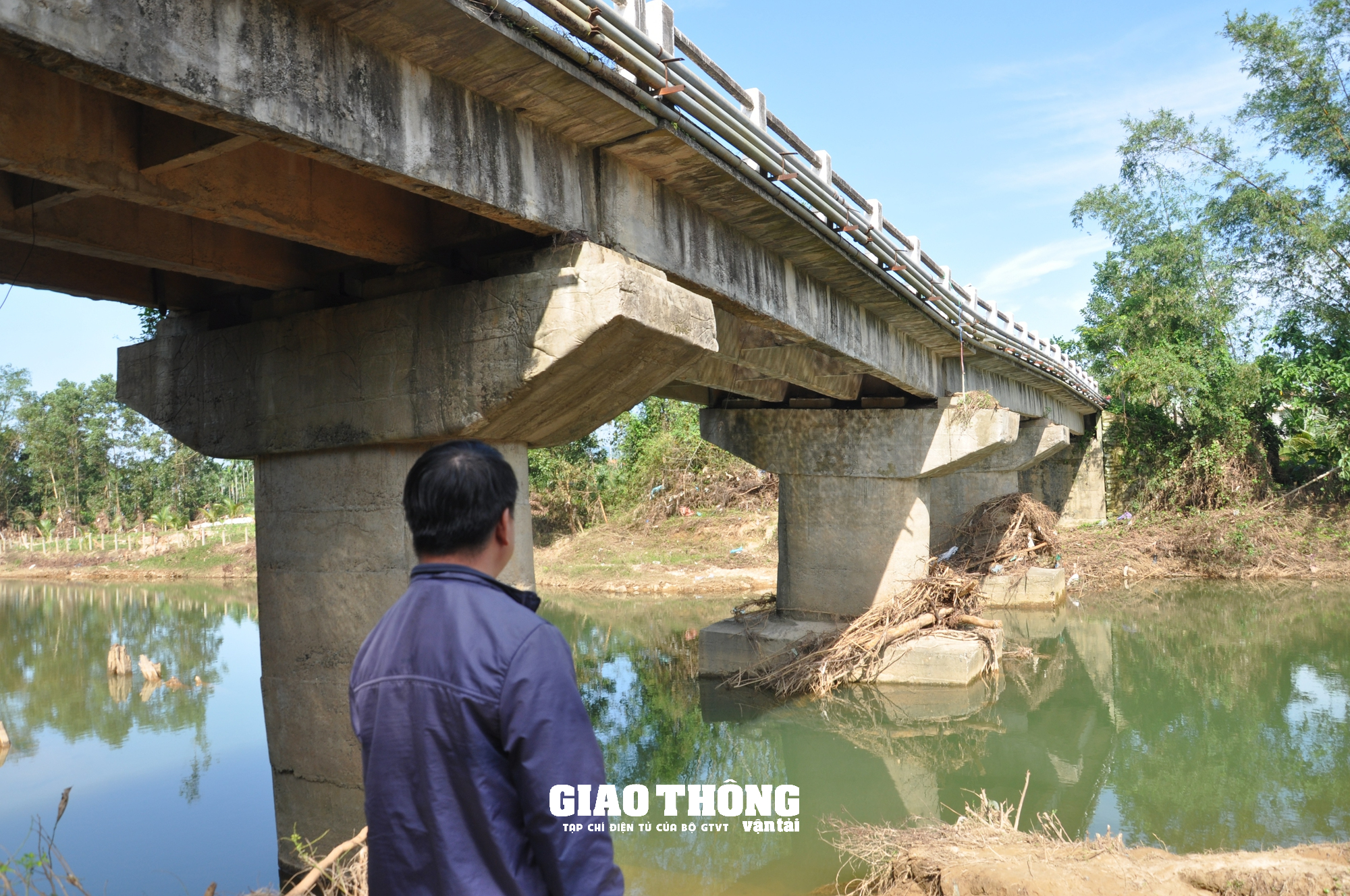 Cận cảnh cây cầu bất ngờ sụt lún, nguy cơ sụp đổ ở Quảng Nam - Ảnh 4.