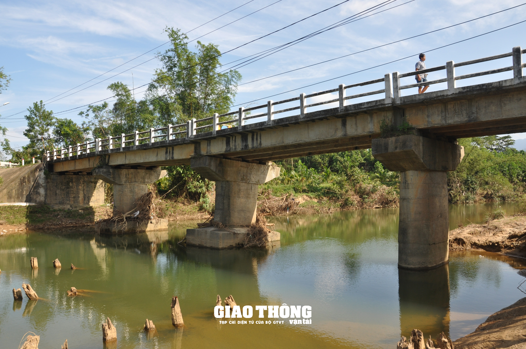 Cận cảnh cây cầu bất ngờ sụt lún, nguy cơ sụp đổ ở Quảng Nam - Ảnh 5.