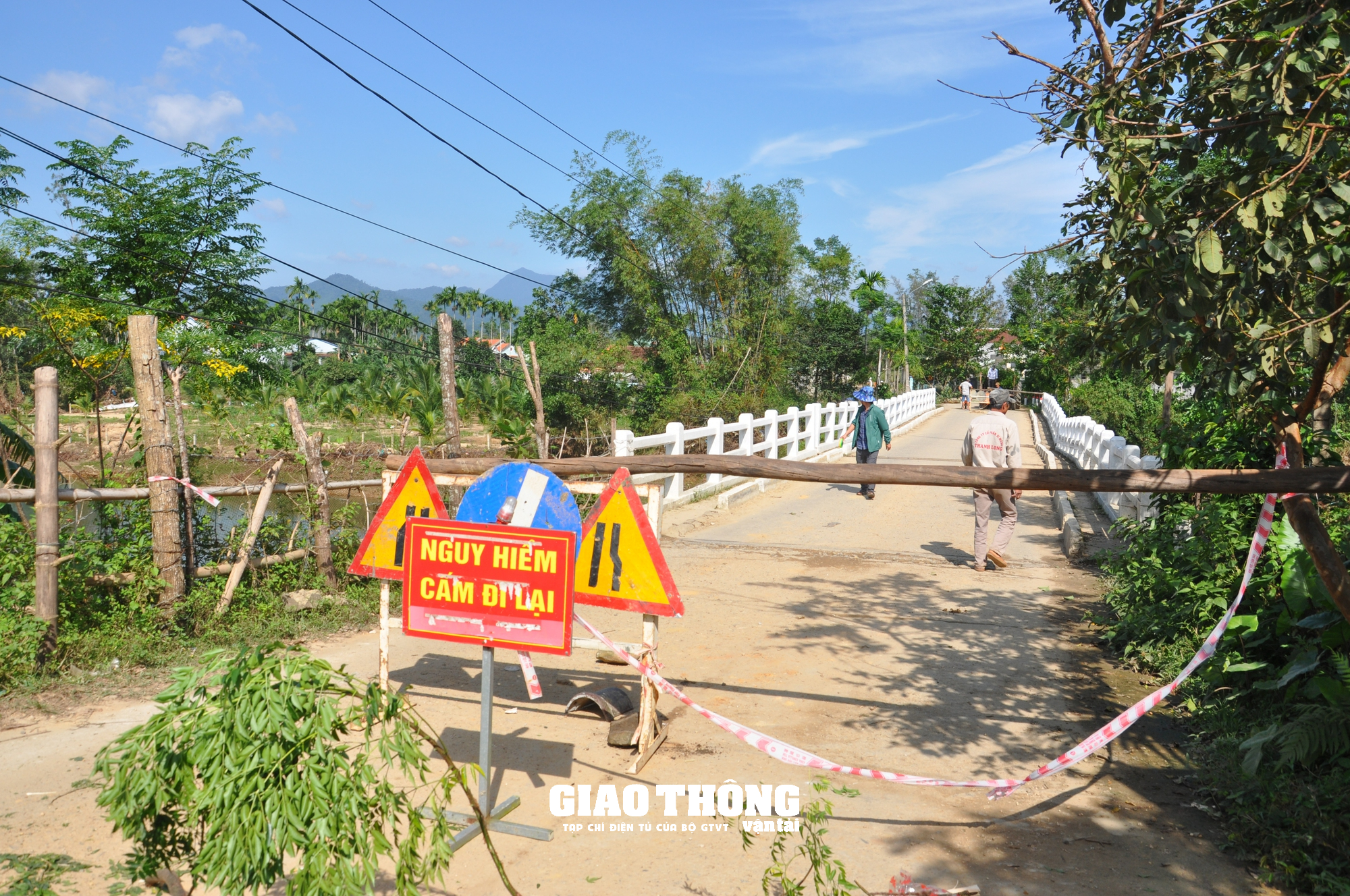 Cận cảnh cây cầu bất ngờ sụt lún, nguy cơ sụp đổ ở Quảng Nam - Ảnh 7.