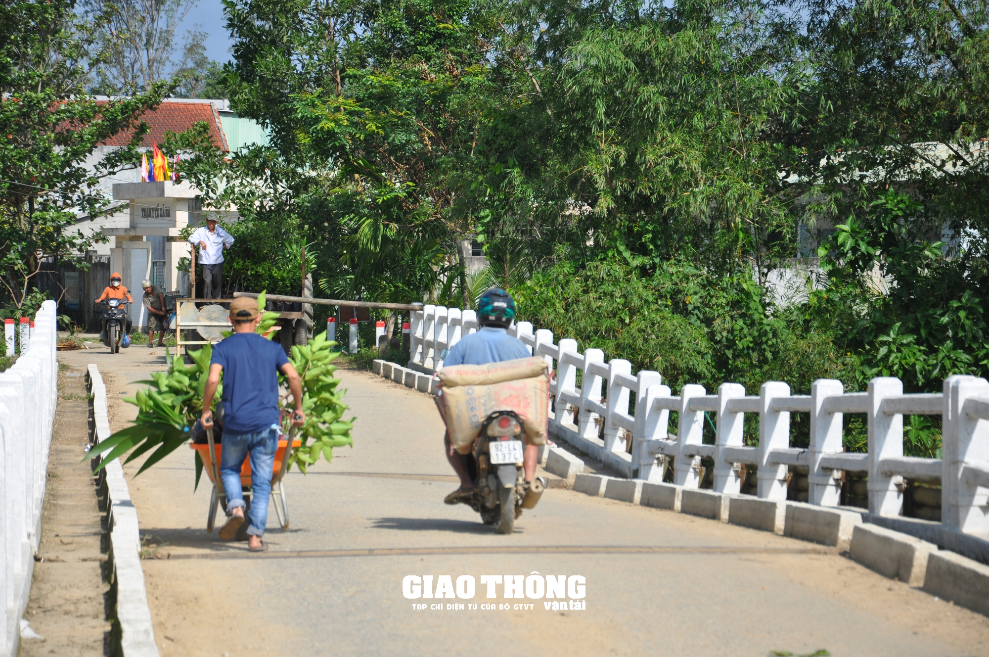 Cận cảnh cây cầu bất ngờ sụt lún, nguy cơ sụp đổ ở Quảng Nam - Ảnh 1.