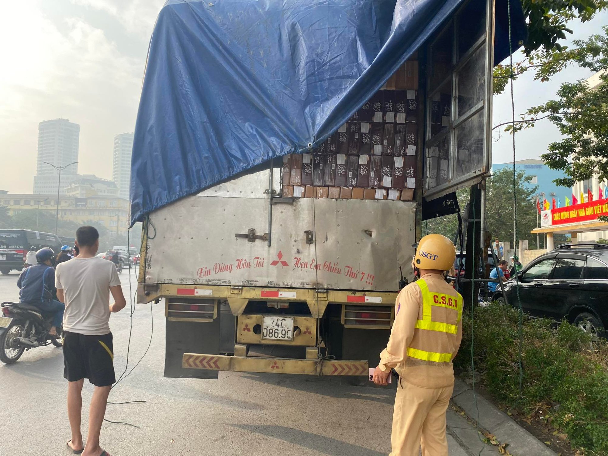CSGT bắt giữ xe tải &quot;khủng&quot; chở xúc xích không hoá đơn tuồn vào Hà Nội - Ảnh 2.