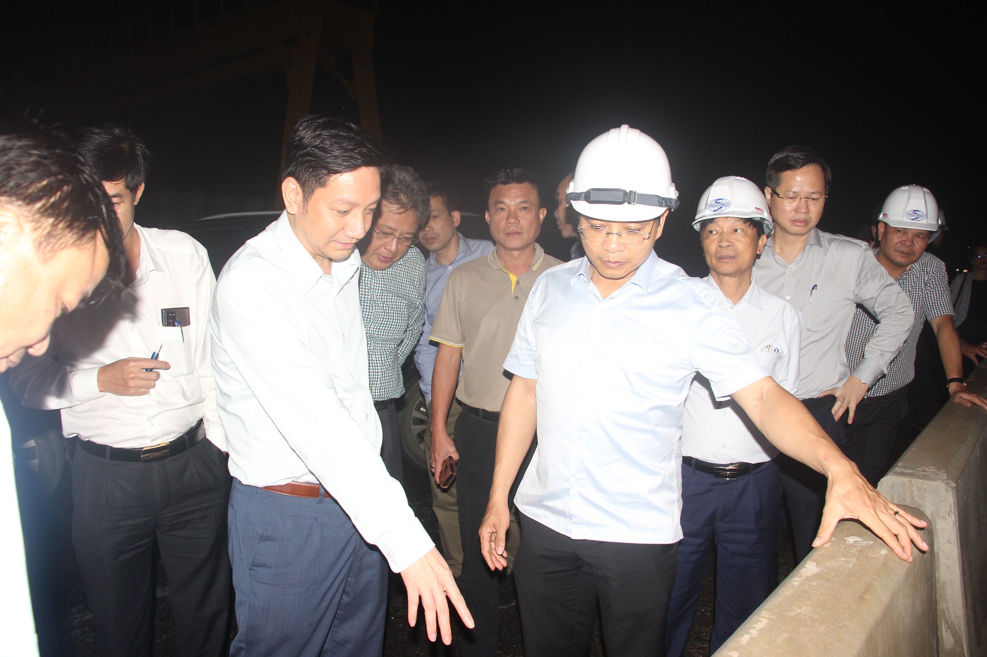 Bộ trưởng Nguyễn Văn Thắng &quot;chốt&quot; tiến độ cao tốc Vĩnh Hảo-Phan Thiết trong đêm kiểm tra công trường  - Ảnh 5.
