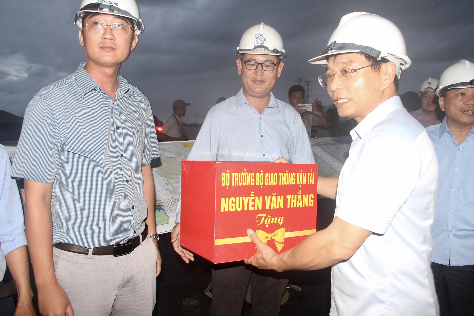 Bộ trưởng Nguyễn Văn Thắng &quot;chốt&quot; tiến độ cao tốc Vĩnh Hảo-Phan Thiết trong đêm kiểm tra công trường  - Ảnh 3.